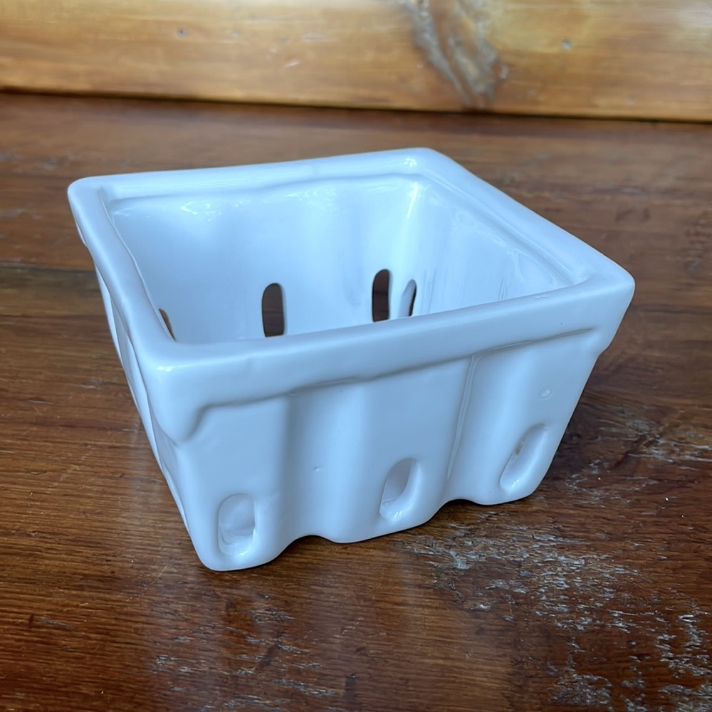 🫐 NWOT Ceramic Berry Basket Two’s Company White